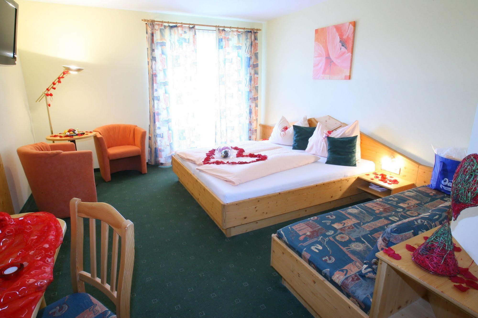 Hotel Garni Oasis Loipersdorf ينرسدورف المظهر الخارجي الصورة