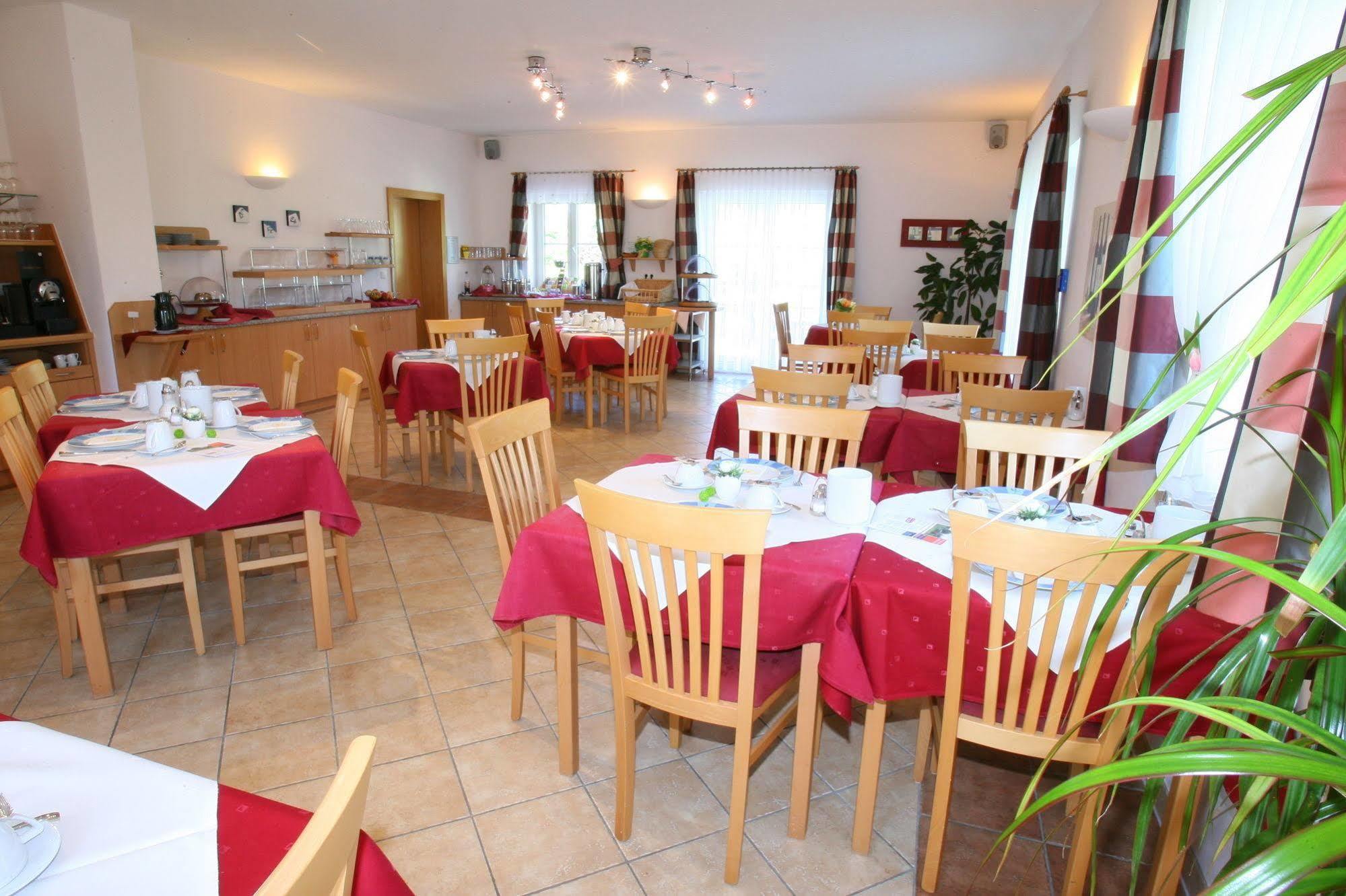 Hotel Garni Oasis Loipersdorf ينرسدورف المظهر الخارجي الصورة